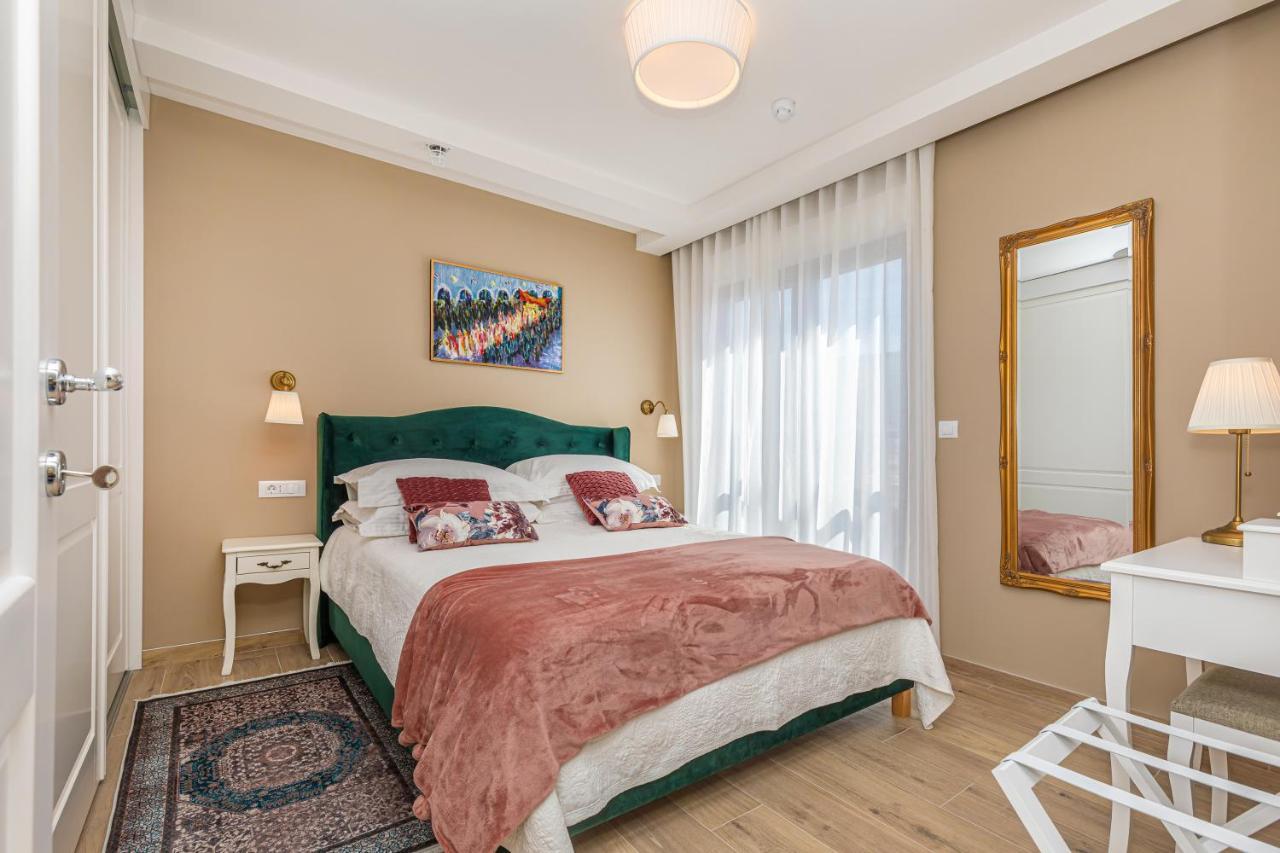 Three Musketeers Apartment